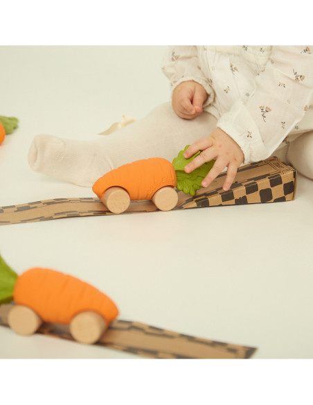 OLIandCAROL -COCHECITO MORDEDOR DE CAUCHO NATURAL ZANAHORIA